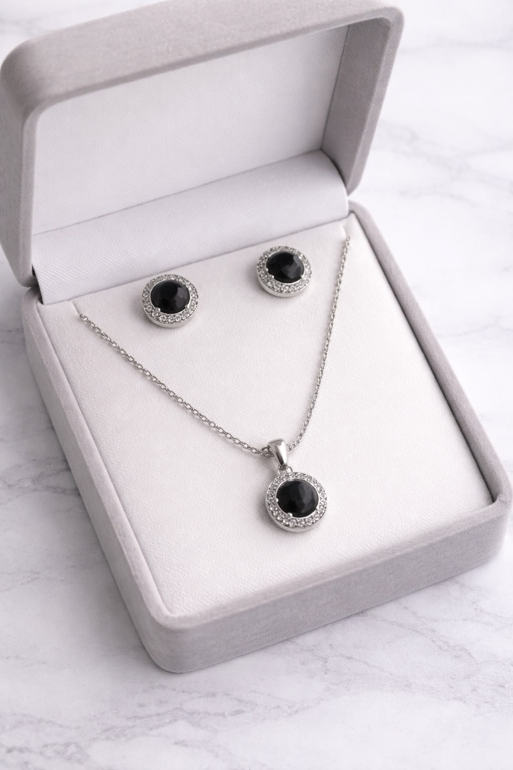 Zircon black round stone set